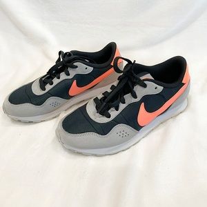 Nike Valiant Trainers in Black, Grey and Atomic Pink- Size 4.5 Boys